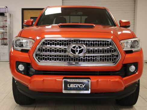 Used 2017 Toyota Tacoma TRD Sport w/ Premium & Technology Package AWD/4WD image 4