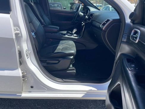 Used 2019 Jeep Grand Cherokee Altitude AWD/4WD image 12