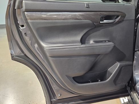 Used 2023 Toyota Highlander Platinum FWD image 35