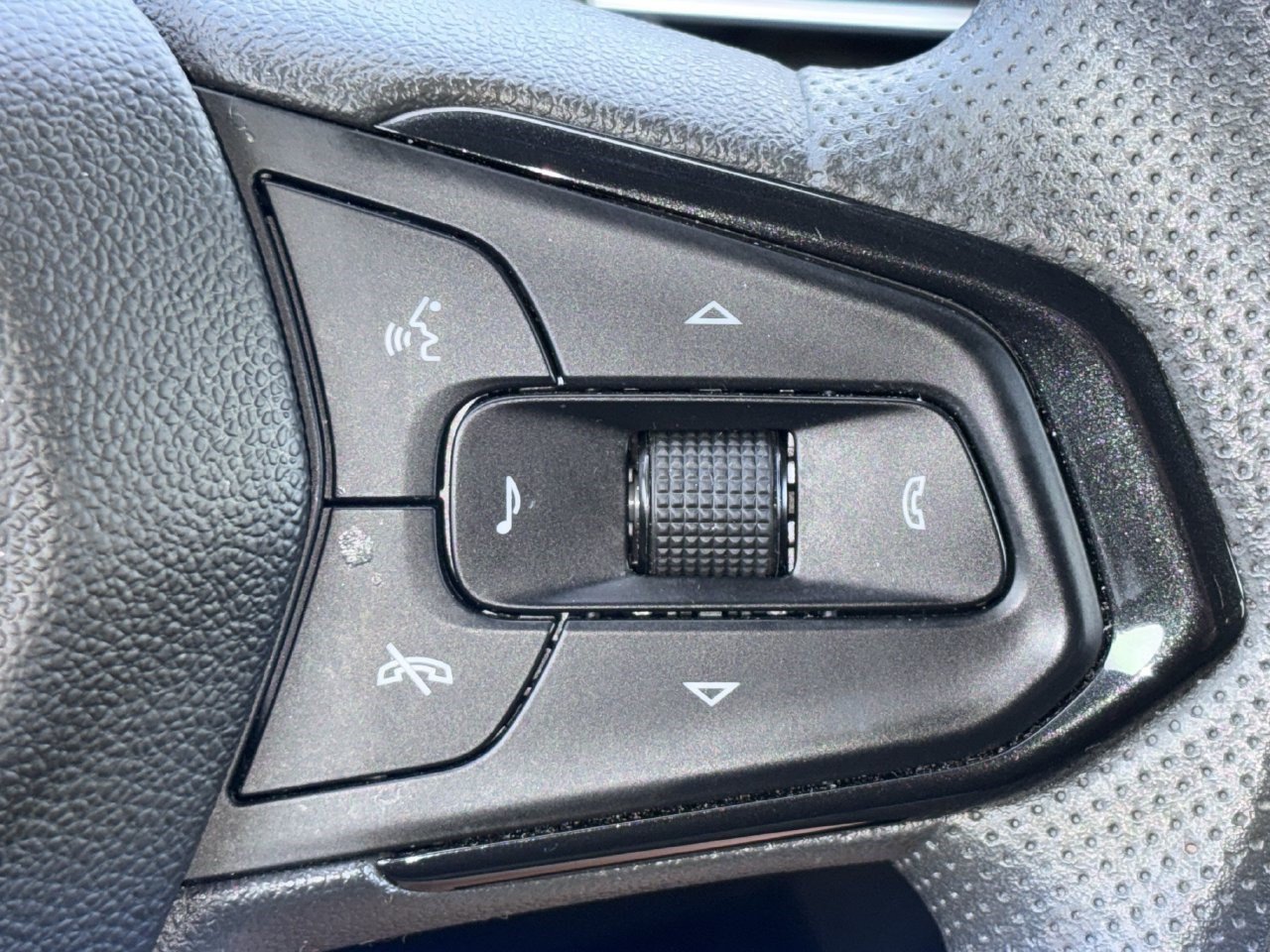 Used 2025 Chevrolet Trax LT FWD image 22
