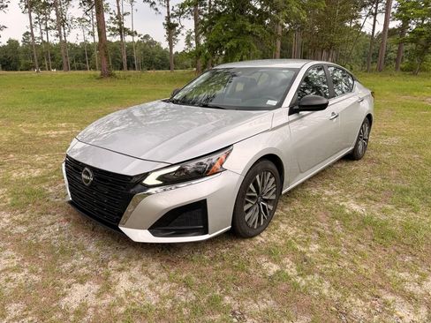 Used 2024 Nissan Altima 2.5 SV FWD image 1