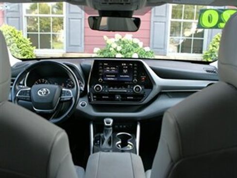 Used 2020 Toyota Highlander XLE AWD/4WD image 21