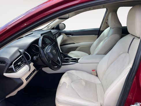 Used 2022 Toyota Camry XLE w/ Navigation Package FWD image 9