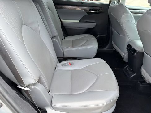 Used 2020 Toyota Highlander Limited FWD image 15