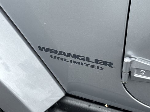 Used 2015 Jeep Wrangler Unlimited Sahara AWD/4WD image 30