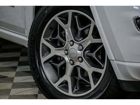 Used 2020 Jeep Grand Cherokee Overland AWD/4WD image 3