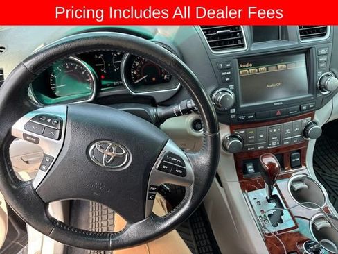 Used 2011 Toyota Highlander Limited w/ Tow Pkg AWD/4WD image 3