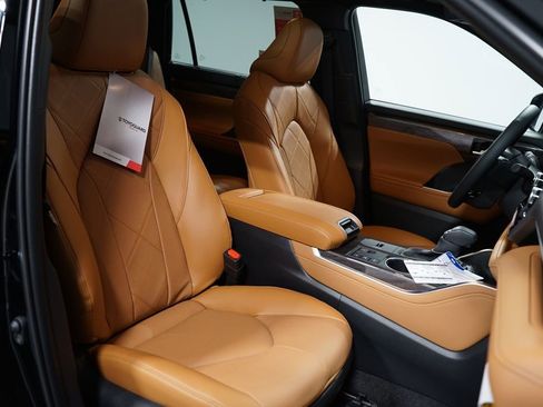New 2026 Toyota Highlander Platinum image 31
