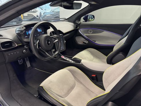Used 2023 McLaren Artura image 8