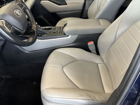 Used 2020 Toyota Highlander XLE image 11