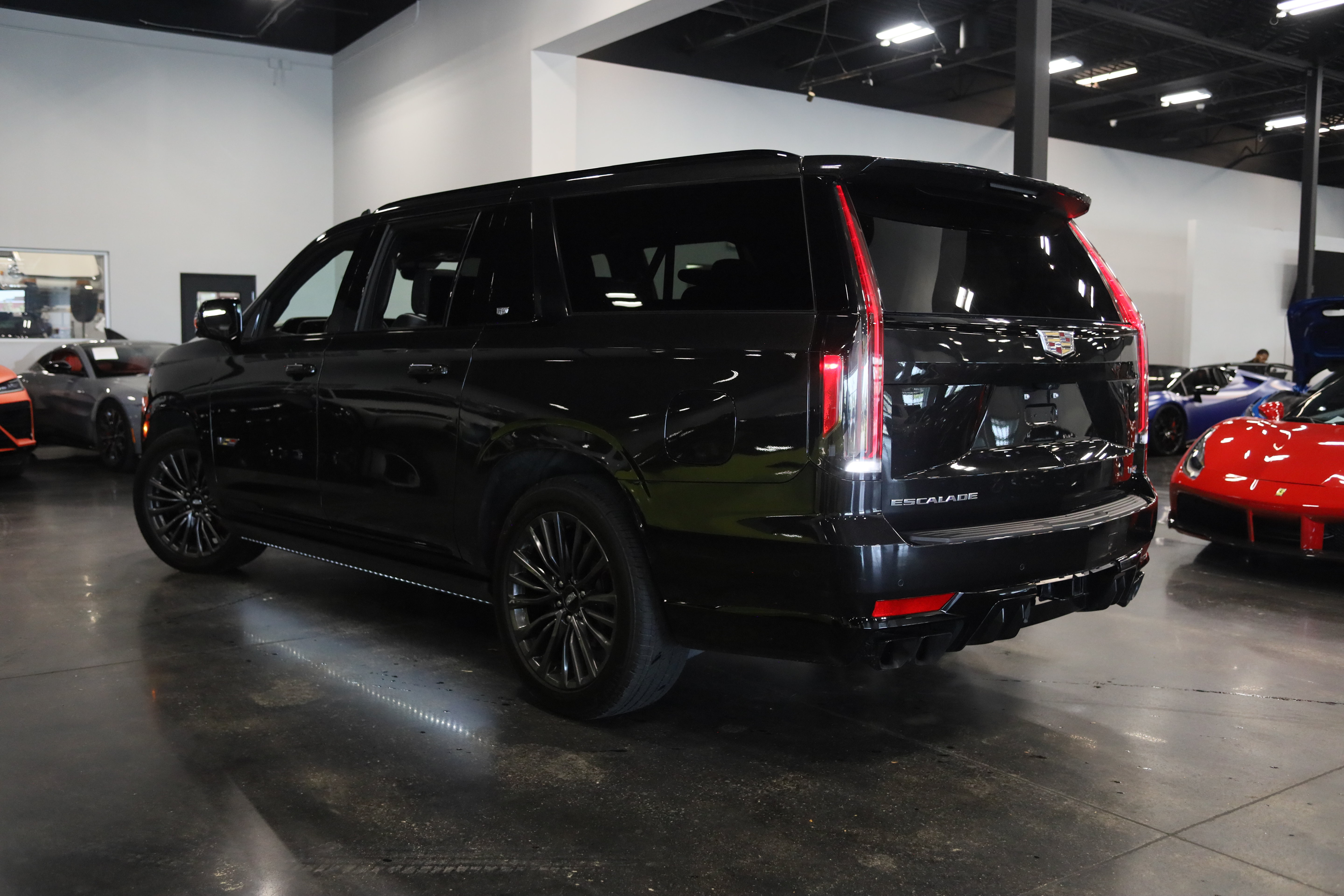 Used 2024 Cadillac Escalade ESV V AWD/4WD image 4