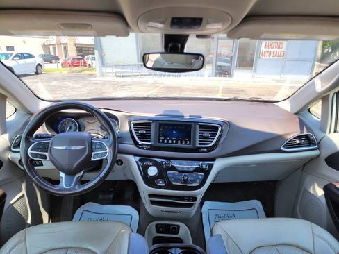 Used 2019 Chrysler Pacifica Touring-L FWD image 15