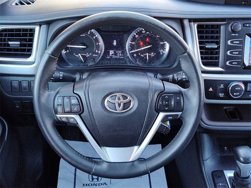 Used 2014 Toyota Highlander LE image 28