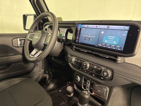 Used 2025 Jeep Wrangler Unlimited Sahara AWD/4WD image 9