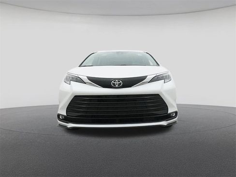 New 2026 Toyota Sienna XLE image 31