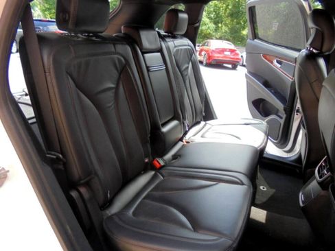 Used 2019 Lincoln Nautilus Select AWD/4WD image 32