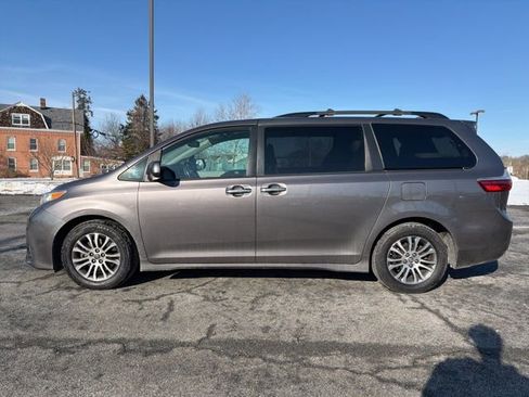 Used 2019 Toyota Sienna XLE image 5