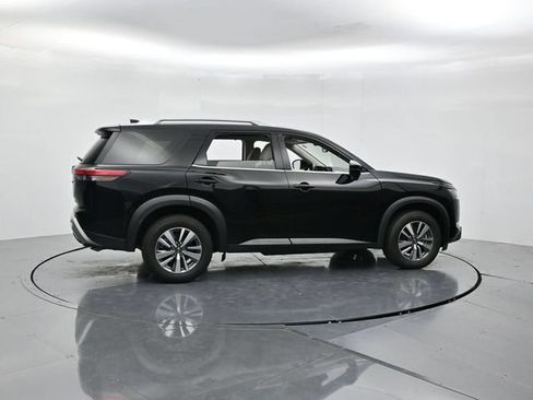 Used 2025 Nissan Pathfinder SL FWD image 2