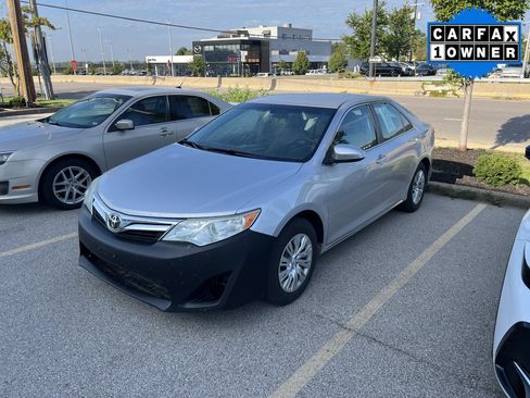 Used 2014 Toyota Camry LE FWD image 2