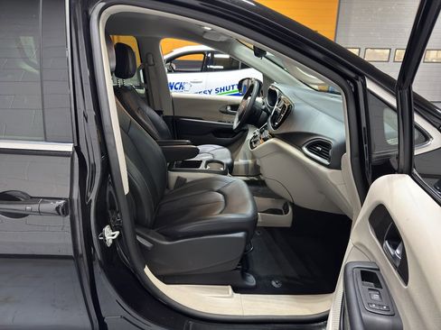 Used 2024 Chrysler Pacifica Touring-L image 20