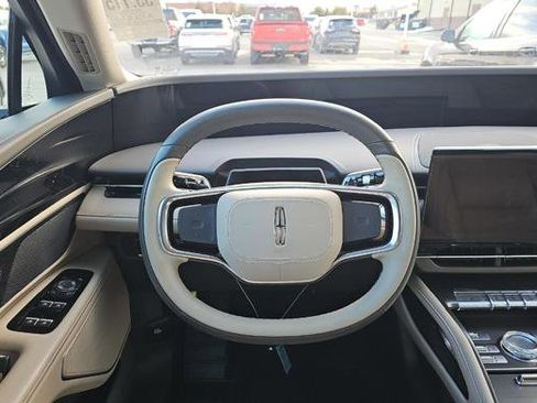 Used 2025 Lincoln Nautilus Premier image 10