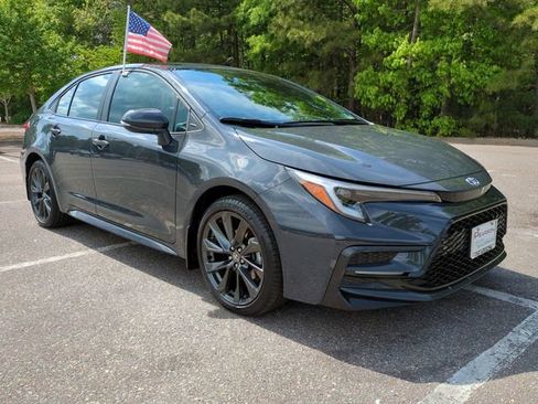 Used 2026 Toyota Corolla SE FWD image 2
