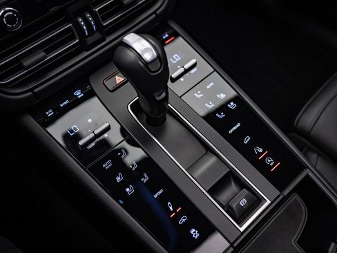 Certified 2024 Porsche Macan image 31