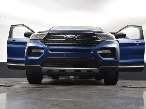 Used 2023 Ford Explorer XLT w/ Equipment Group 202A AWD/4WD image 11