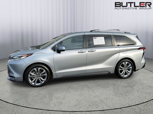 Used 2023 Toyota Sienna Platinum FWD image 3