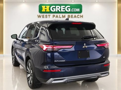 Used 2025 Mitsubishi Outlander SE FWD image 2