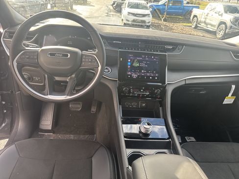 New 2025 Jeep Grand Cherokee Altitude image 14