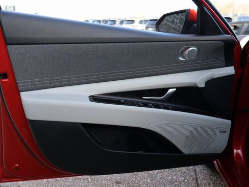 Certified 2022 Hyundai Elantra Limited image 21