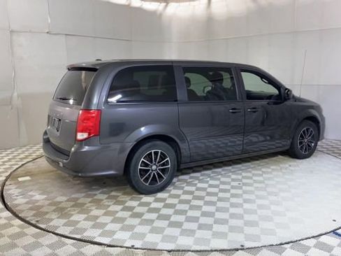 Used 2017 Dodge Grand Caravan SE FWD image 3