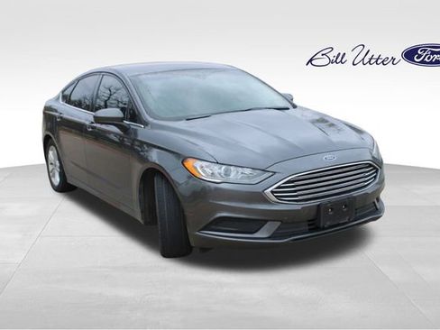 Used 2018 Ford Fusion SE w/ Fusion SE Technology Package image 3