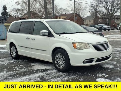 Used 2014 Chrysler Town & Country Touring-L w/ Driver Convenience Group image 3