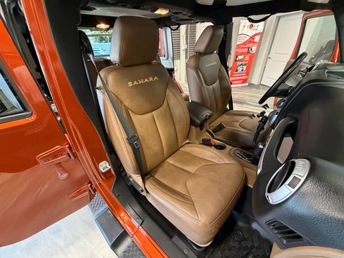 Used 2014 Jeep Wrangler Unlimited Sahara w/ Dual Top Group AWD/4WD image 4