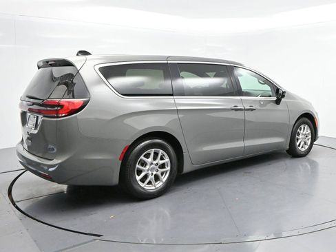 Used 2025 Chrysler Pacifica Select FWD image 7