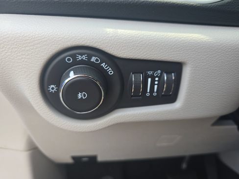 Used 2022 Chrysler Pacifica Touring-L FWD image 27