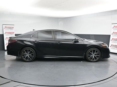 Used 2022 Toyota Camry SE FWD image 9