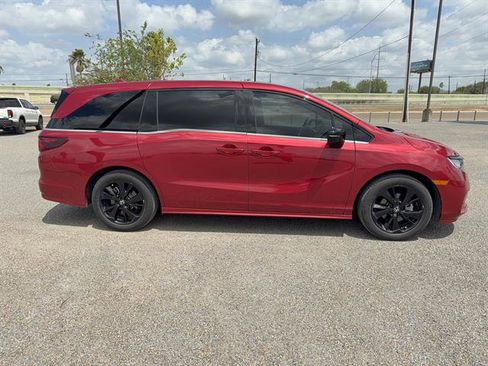 Used 2023 Honda Odyssey Sport image 3