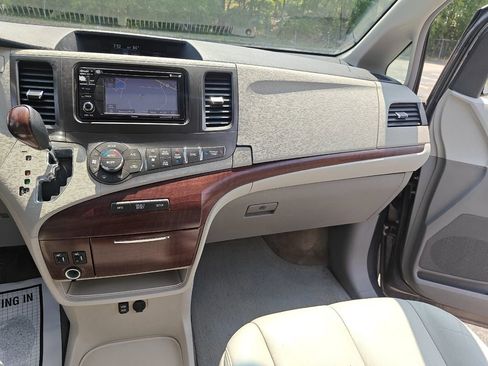 Used 2012 Toyota Sienna XLE image 33