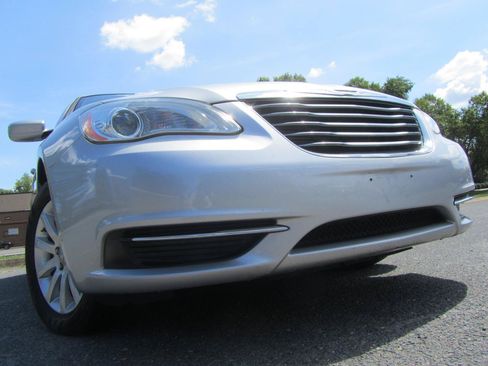 Used 2011 Chrysler 200 Touring FWD image 1