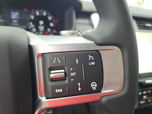 Used 2025 Land Rover Discovery Dynamic SE image 18