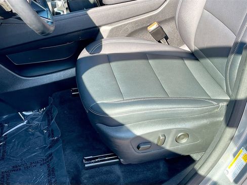 Used 2025 Chevrolet Traverse LT FWD image 13