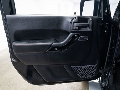 Used 2012 Jeep Wrangler Unlimited Sahara image 14