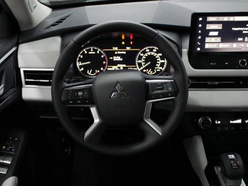 New 2025 Mitsubishi Outlander SE image 21