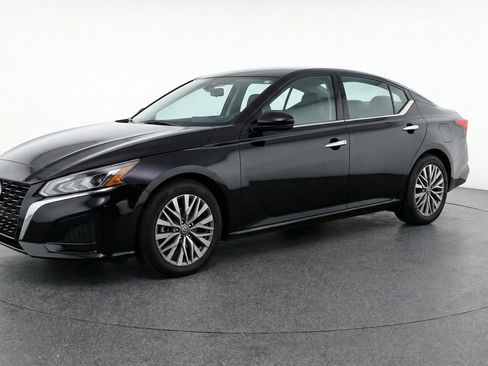 Used 2025 Nissan Altima 2.5 SV FWD image 3