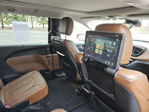 Used 2018 Chrysler Pacifica Limited w/ Tire & Wheel Group image 17