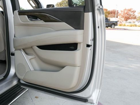 Used 2020 Cadillac Escalade ESV Luxury image 41