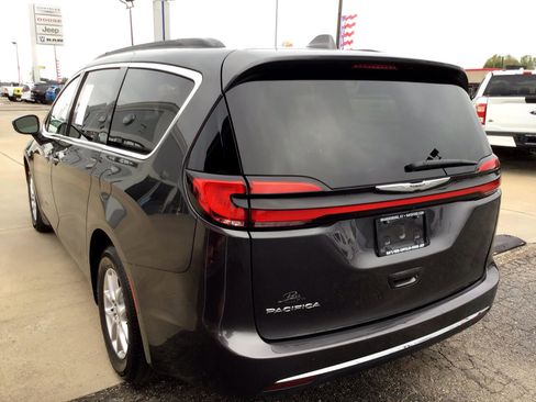 Used 2022 Chrysler Pacifica Touring-L image 5
